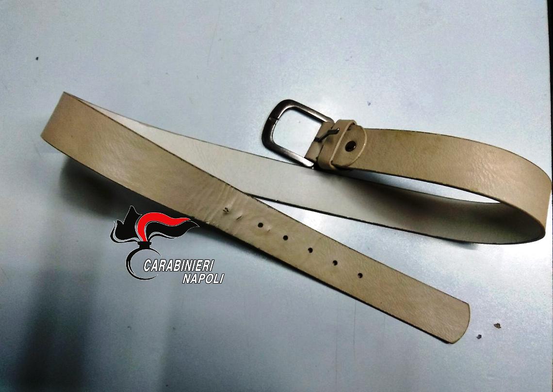 Schiaffi e calci alla madre, alla sorella stringe una cintura al collo: arrestato