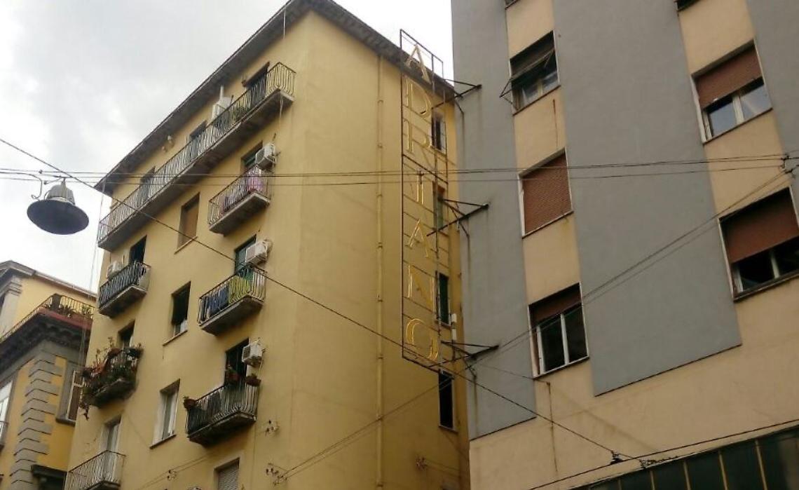 Crolli a Napoli: «Preoccupati per l'insegna dell'ex cinema»