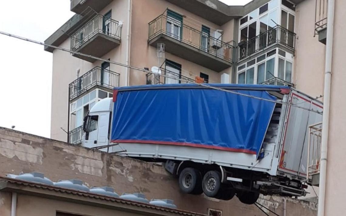 Tir in bilico sui tetti: terrore tra i residenti