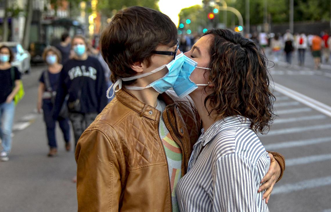 Covid, in autunno si tornerà alla normalità: la previsione degli esperti