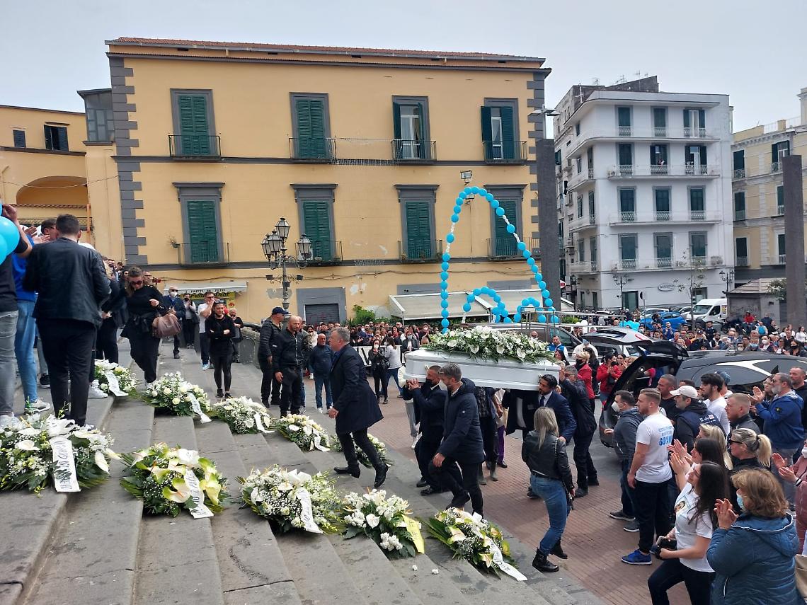 Ucciso al luna park, in 300 per l'ultimo saluto a Giovanni