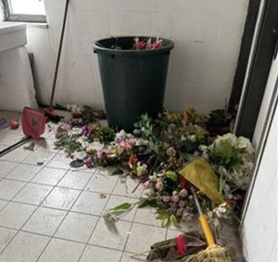 Cimitero di Fuorigrotta, «tombe vandalizzate e foto dei defunti nella spazzatura»