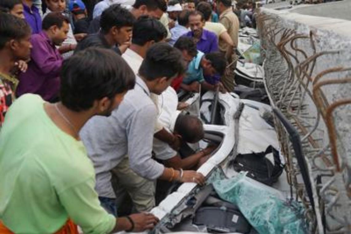 Crolla un cavalcavia in India: 19 morti