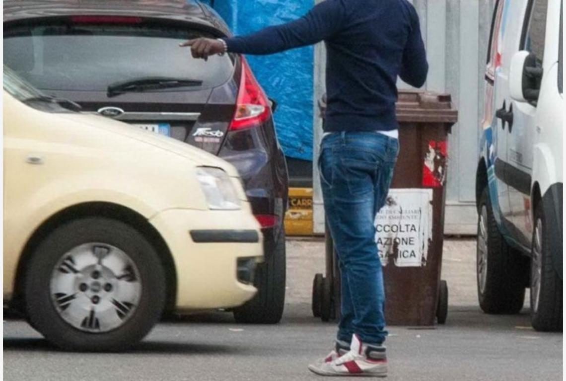 Blitz contro i parcheggiatori abusivi a Salerno: 32 arresti