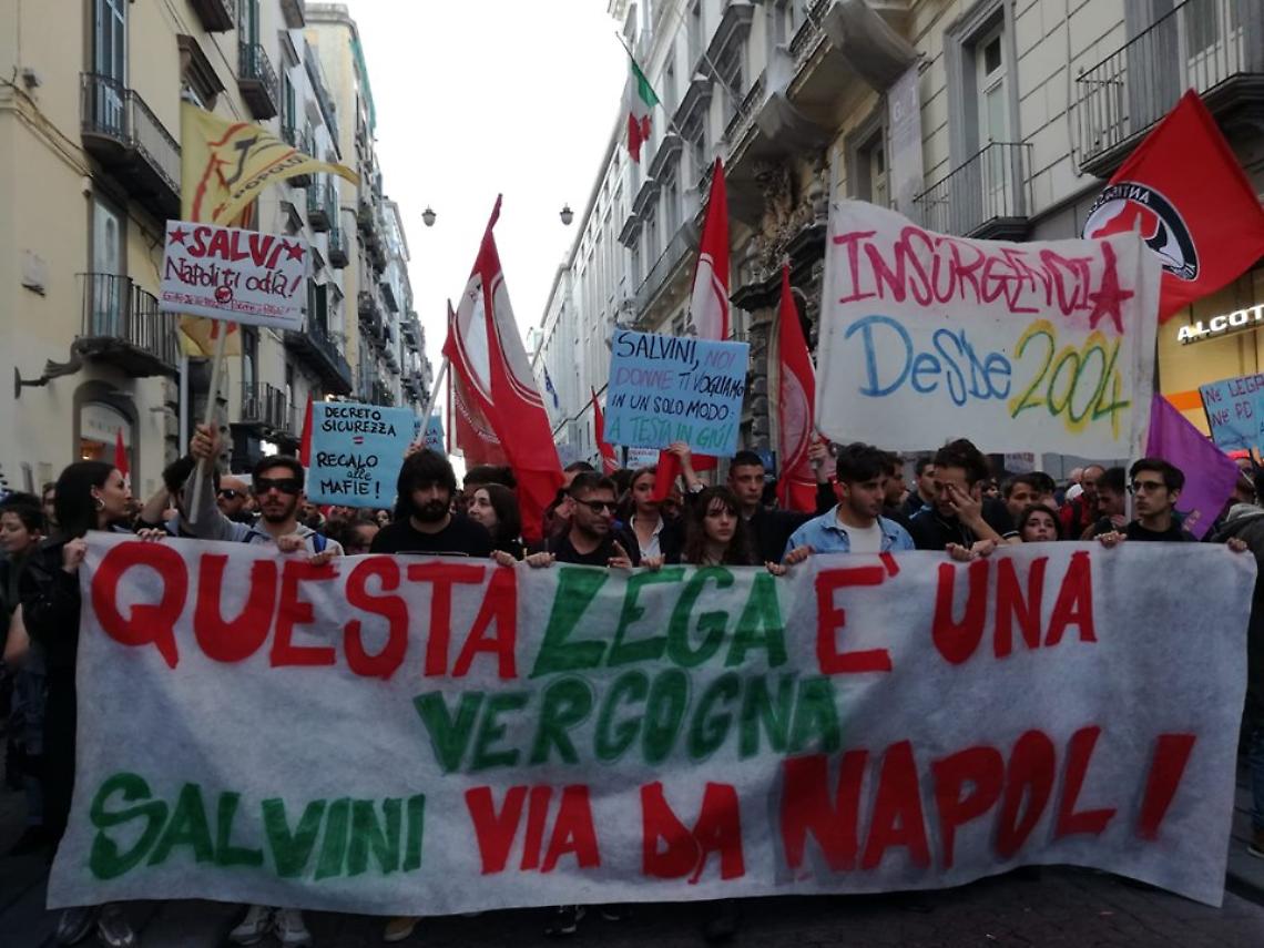 Corteo anti-Salvini a Napoli, scontri in piazza: ferito un poliziotto