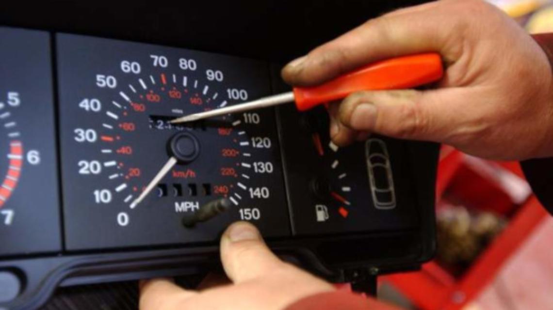 Scalava il contachilometri delle auto, finisce nei guai titolare di concessionaria