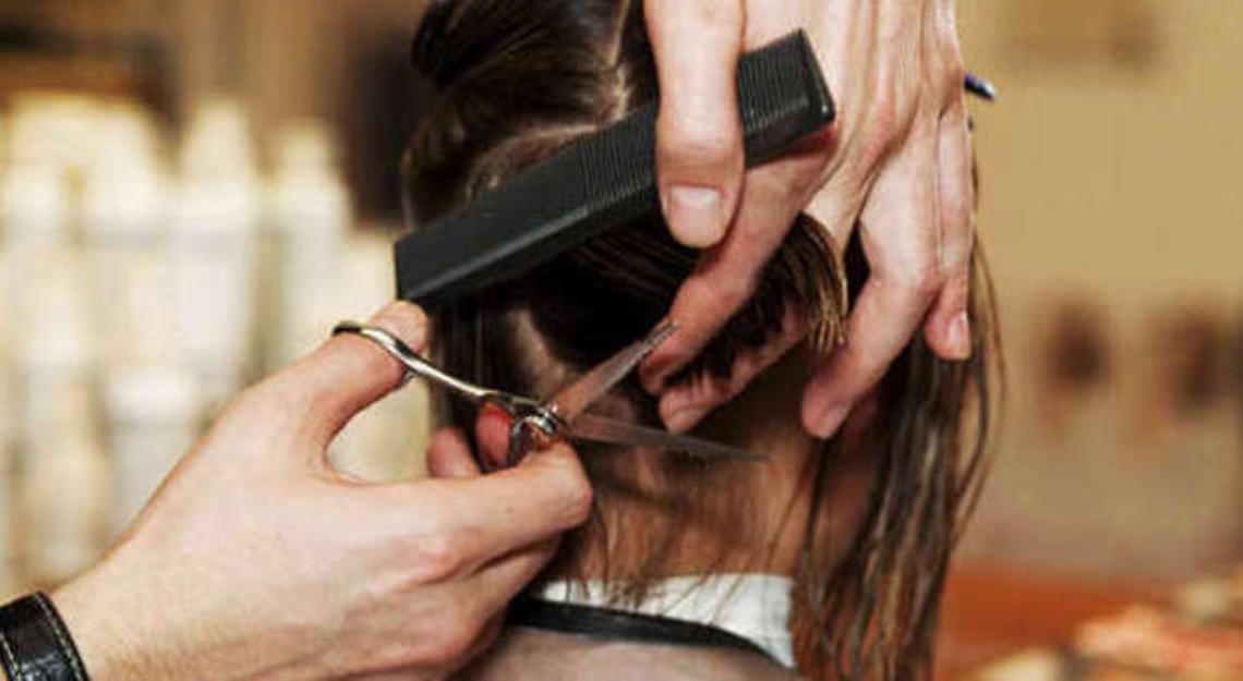 Parrucchieri a domicilio, tre denunciati: c'è anche l'hair stylist dei vip