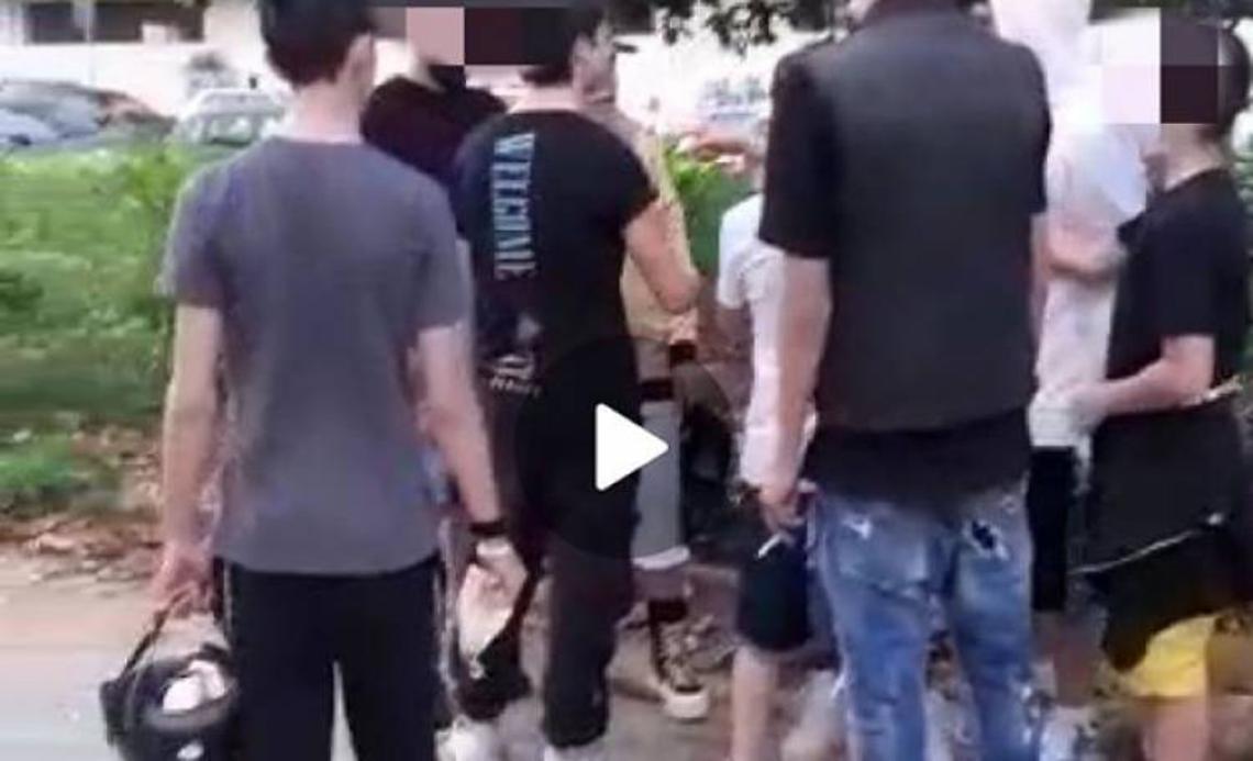 Ragazzino pestato dal branco in pineta