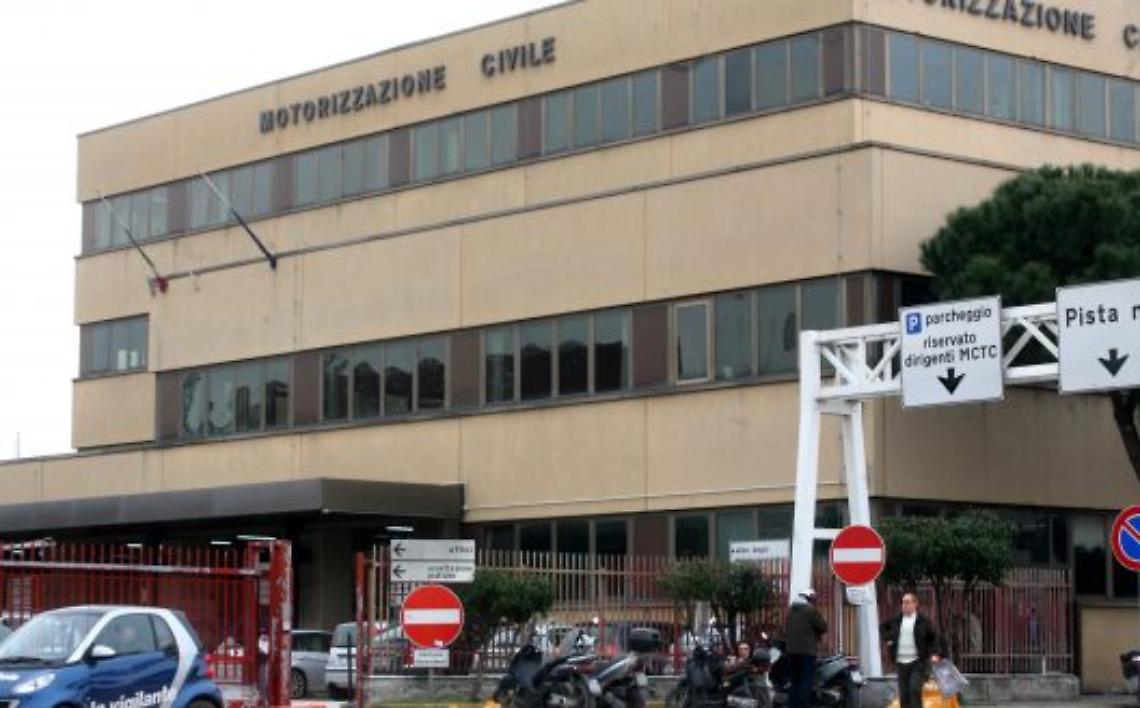 Napoli, false immatricolazioni auto: in 25 denunciati per truffa
