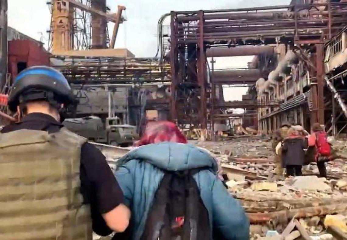 Azovstal, media russi: 9 militari fuori con bandiera bianca