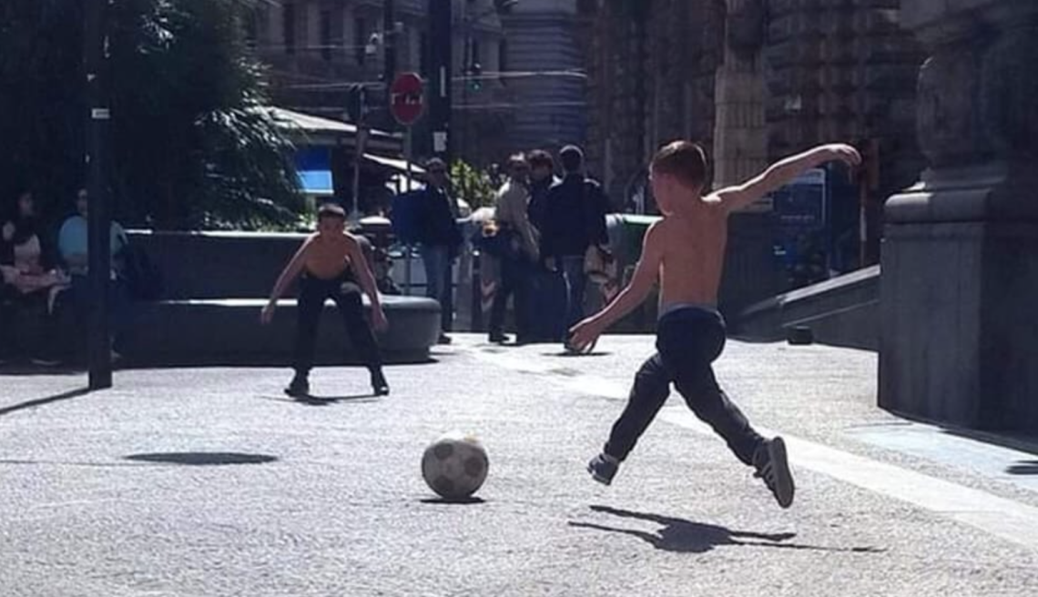 Panni stesi e palloni davanti al Comune, protestano i centri sociali