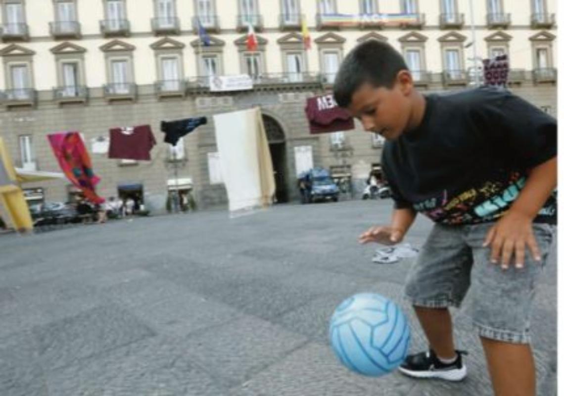 No ai panni stesi e al calcio in strada, è bufera
