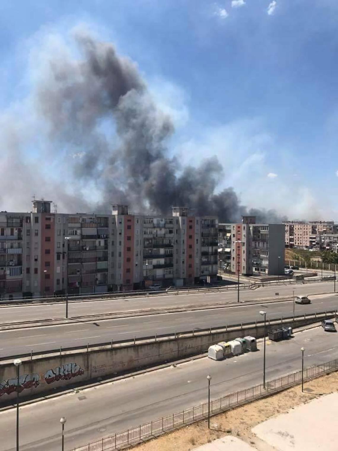 Inferno di fuoco, bruciano <br>ancora Napoli e provincia