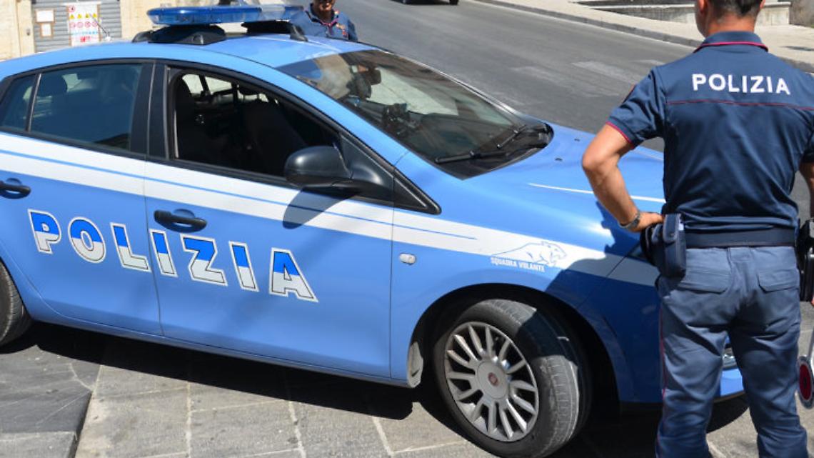 Tentano di sfuggire al controllo, due arresti