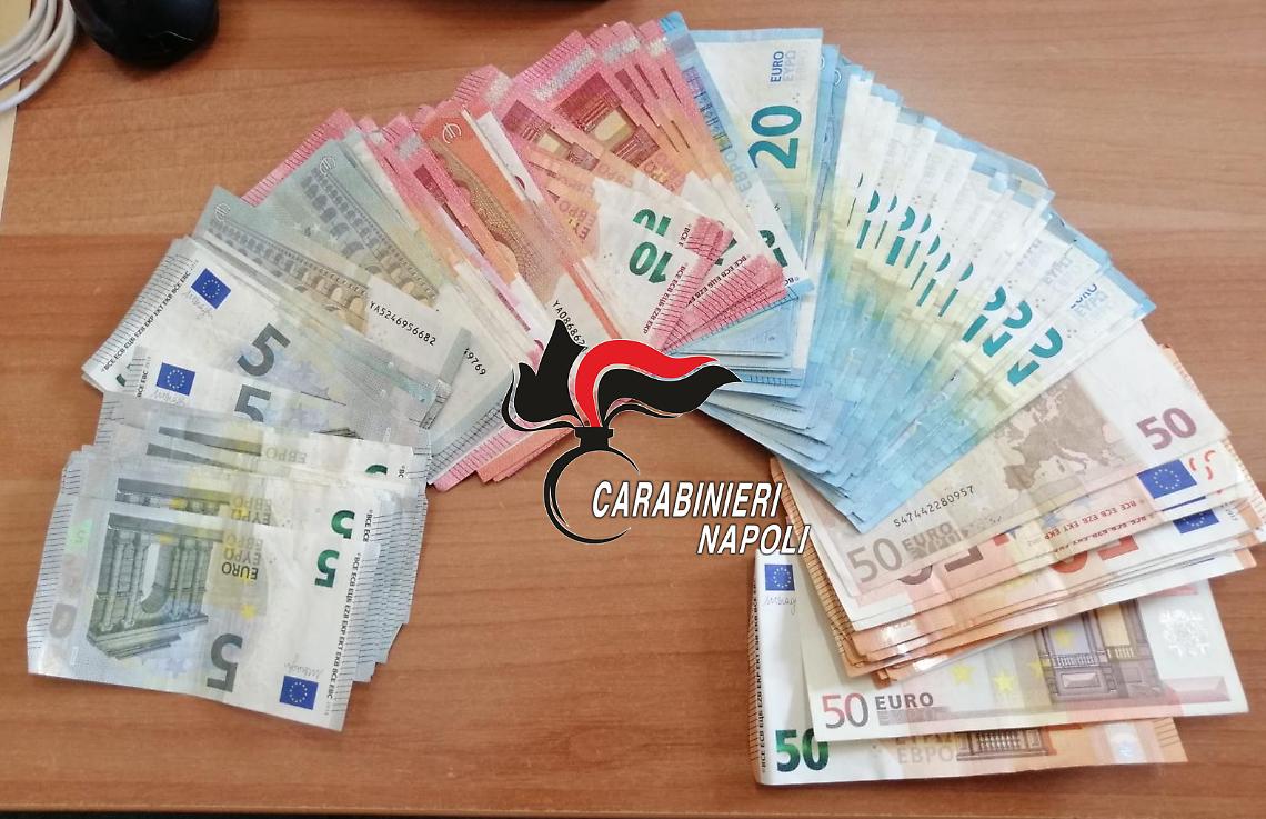 Un chilo di droga e soldi a Fuorigrotta: 2 arresti e 5 denunce
