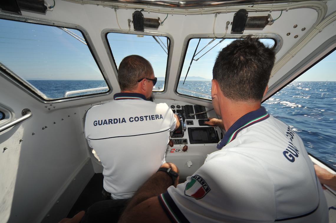 Si tuffano nonostante il mare mosso, salvati tre minori