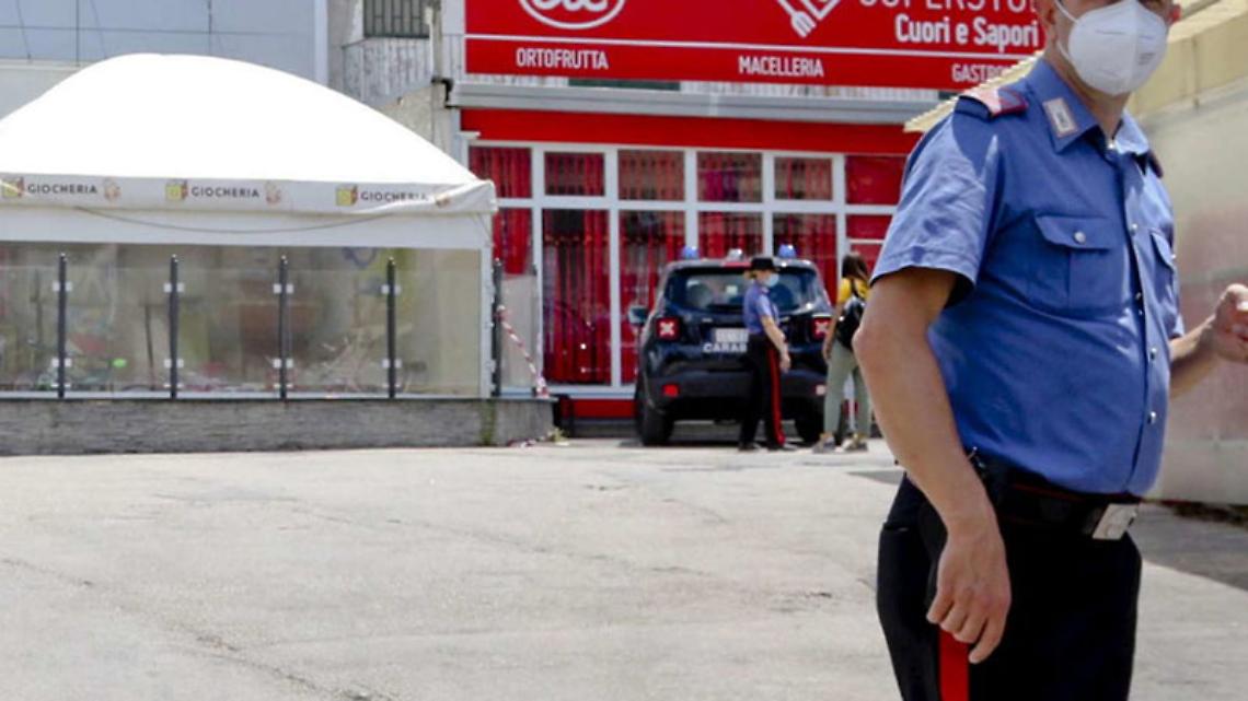 Uccisa dal marito nel Napoletano, grave anche il 46enne ferito