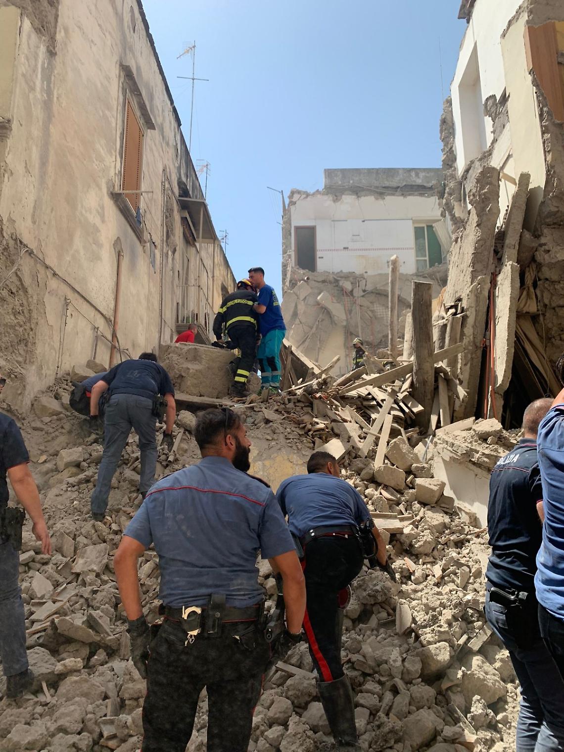 Crolla palazzina a Torre del Greco, estratti vivi i dispersi: inchiesta della Procura
