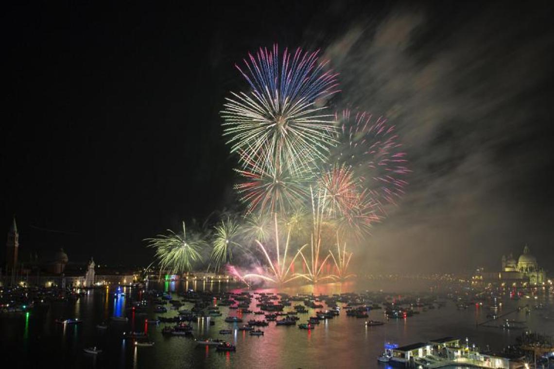Venezia, tragedia alla festa del Redentore: muore giovane sbalzato in acqua