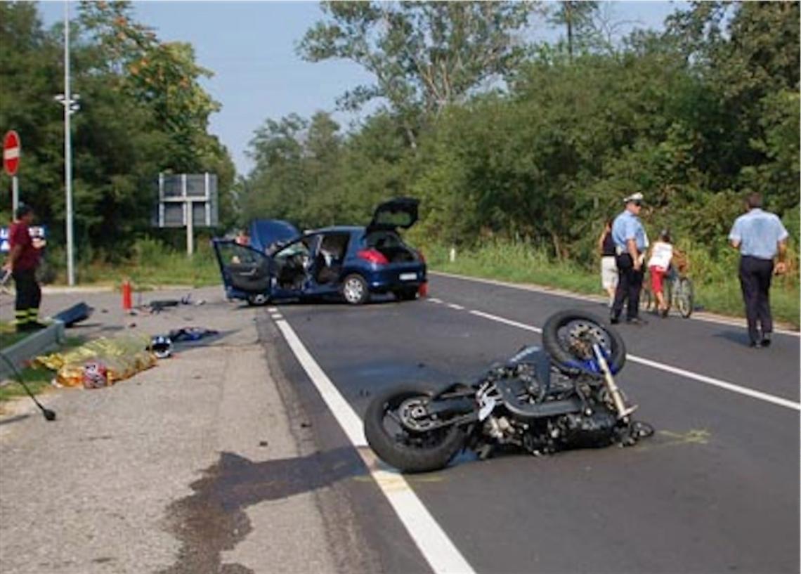 Ercolano, scontro auto-moto: un morto e un ferito