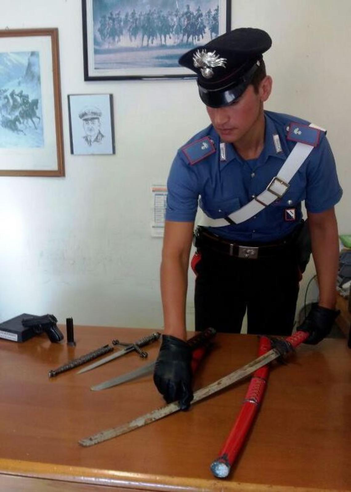 Litiga col fratello e spara in aria un colpo a salve