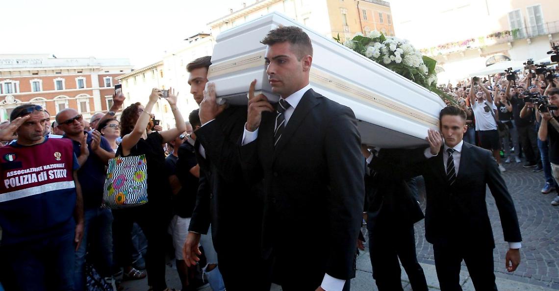 L'ultimo abbraccio a Nadia Toffa. Don Patriciello: «Sei stata sempre dalla parte dei più debolI»
