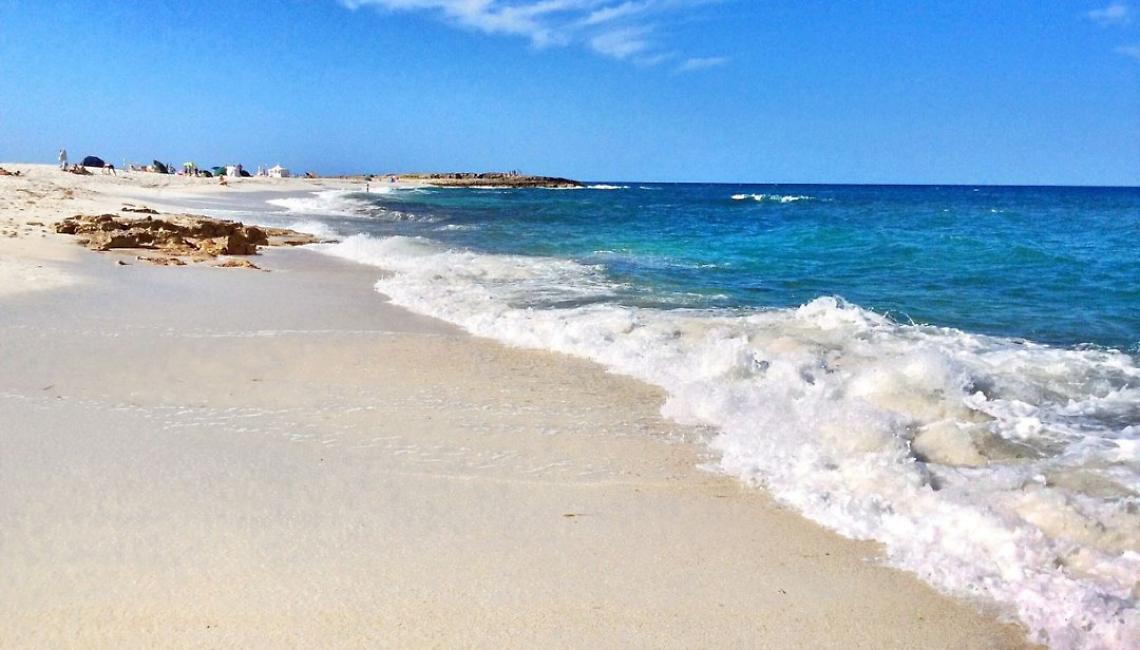 Rubano 40 chili di sabbia in Sardegna, denunciati due turisti francesi