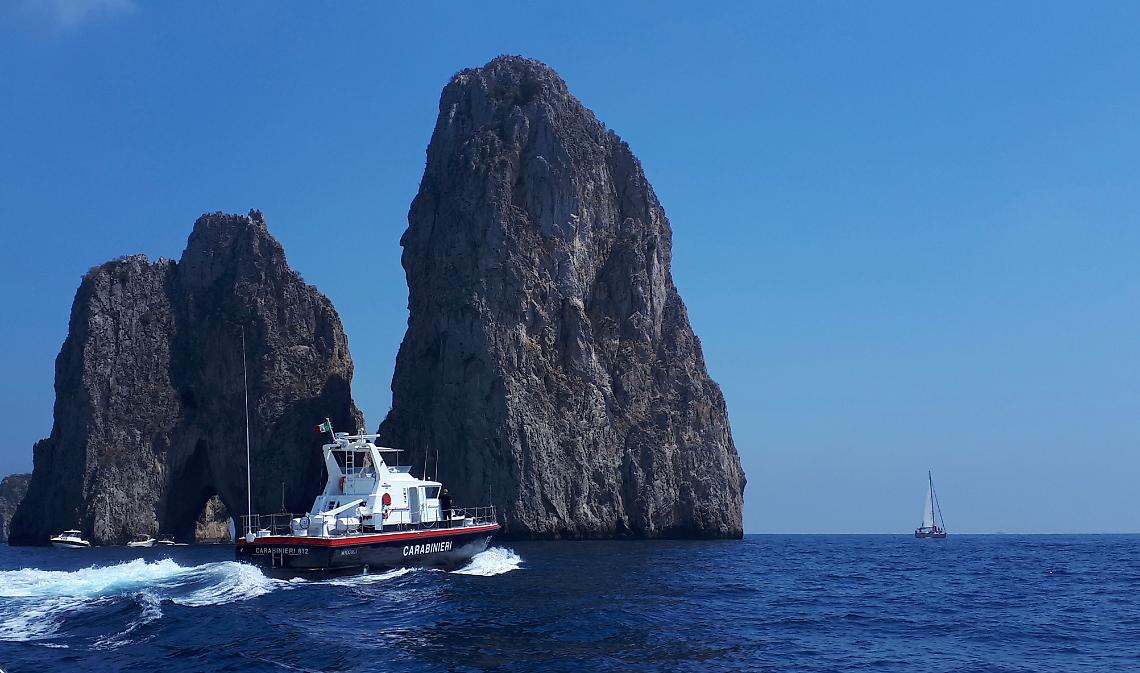 Capri, droga ai bagnanti di Marina Piccola: denunciato 31enne