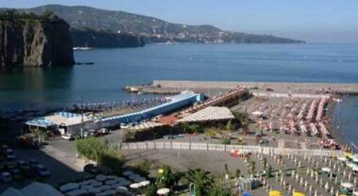 Open day a Meta di Sorrento, vaccini in spiaggia con caffè e cornetto