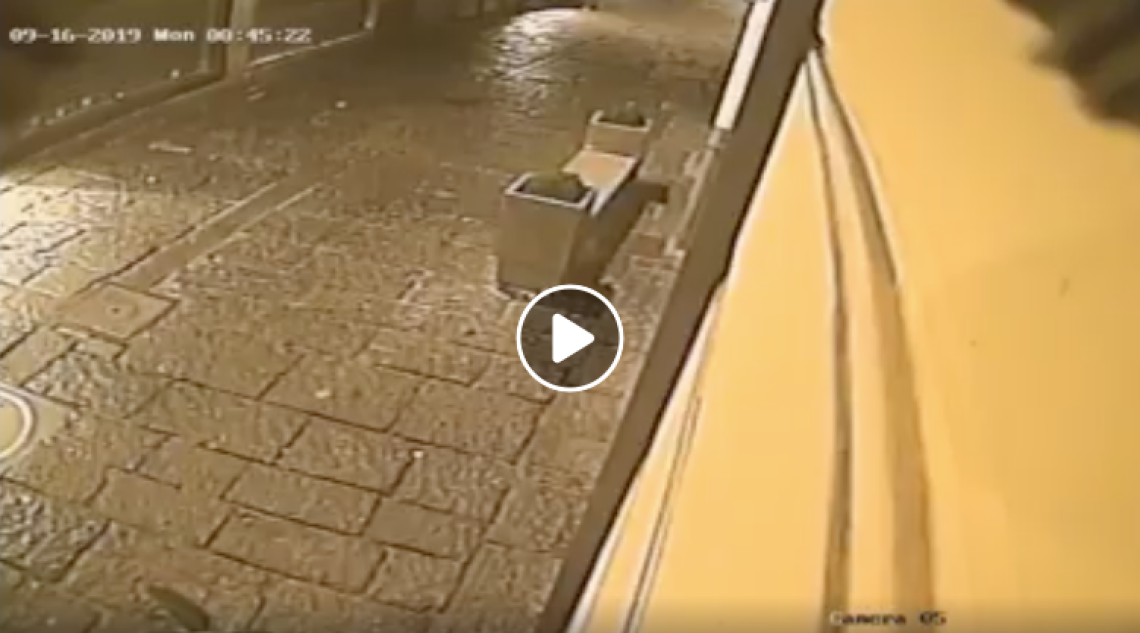 Vandali in azione a Chiaia, panchine divelte in via Cavallerizza