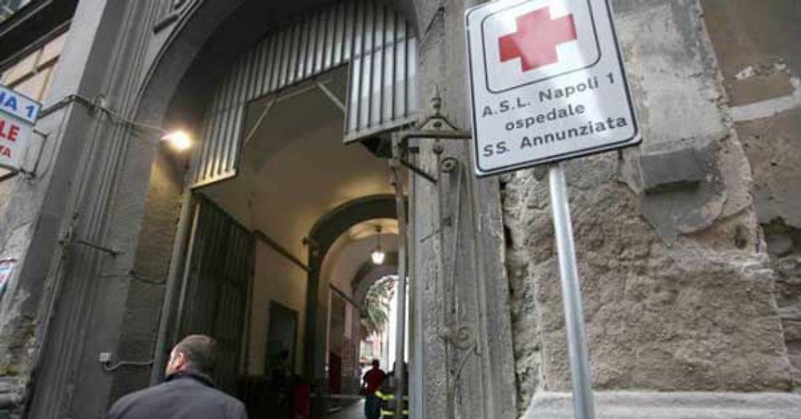 Napoli, operatore sanitario preso a pugni all'Annunziata