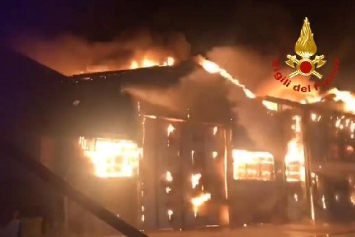Ancona, grande incendio al porto