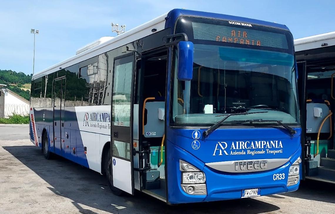 Rifiuta di mettere la mascherina e sferra un pugno all’autista del bus