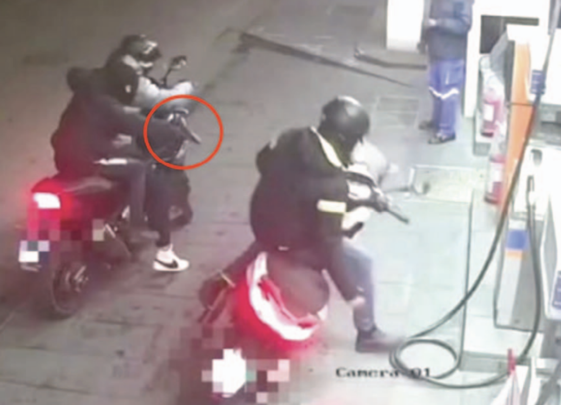 Rapina horror al distributore: «Già avremmo sparato a sette di loro»
