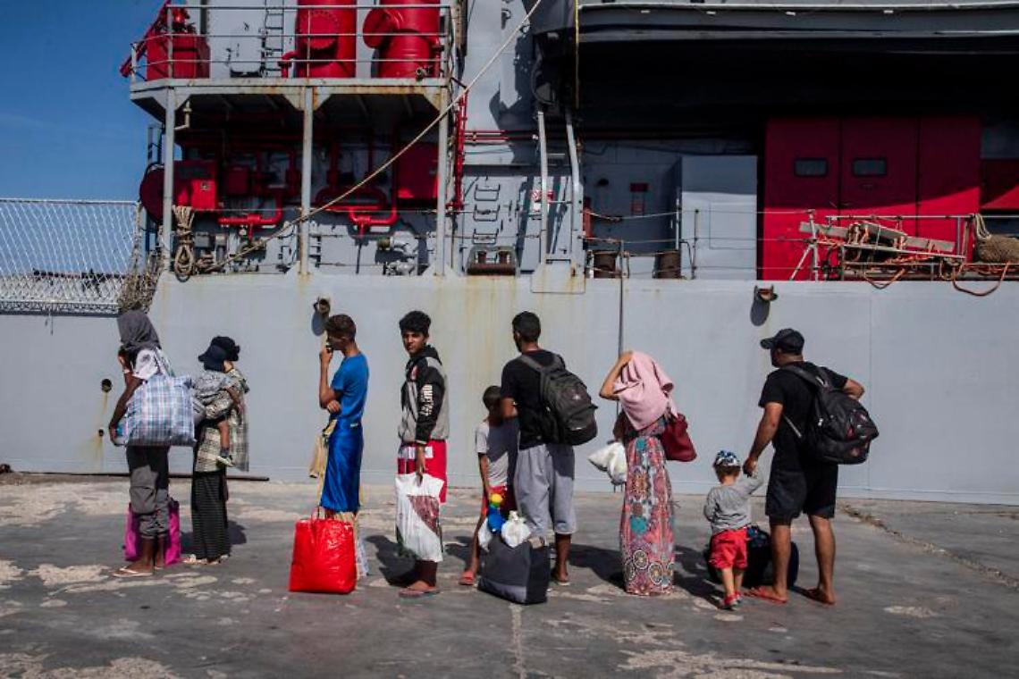 Migranti, a Lampedusa esercito monta tendopoli: scoppia la protesta