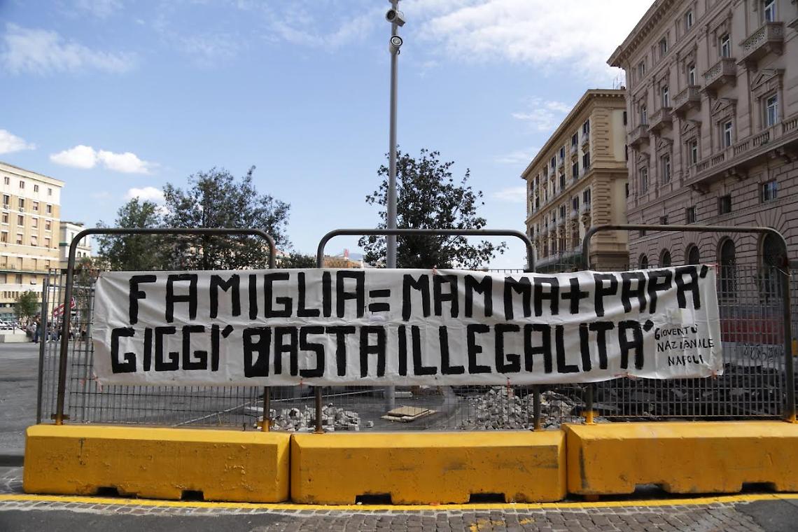 Bimbo adottato da due donne, striscione contro il sindaco