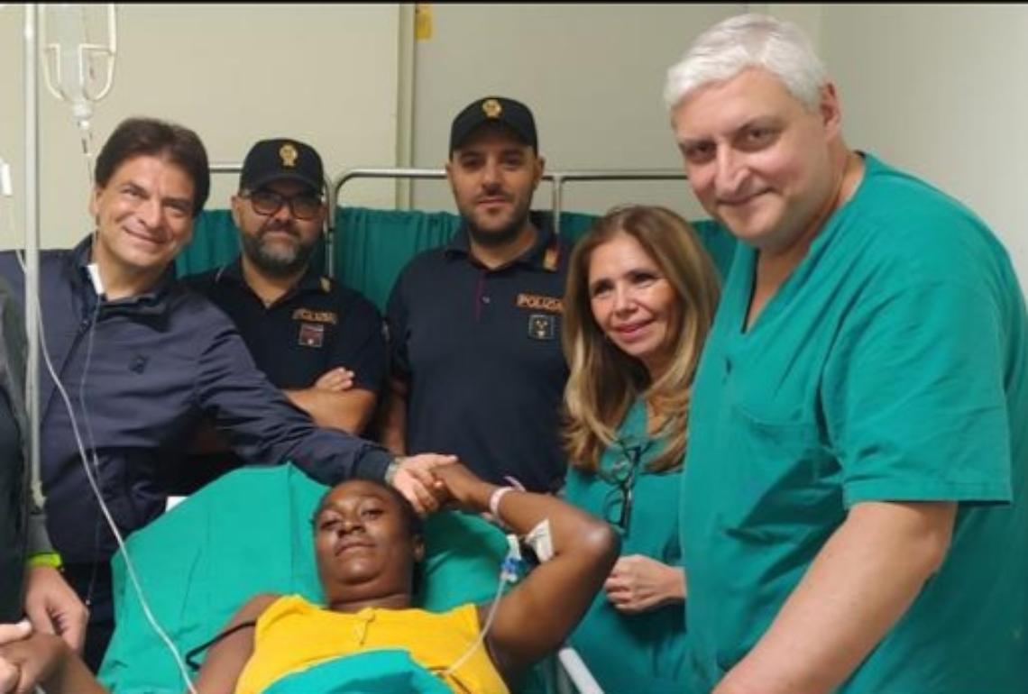 Sta per partorire in stazione, poliziotti “ostetrici" la assistono