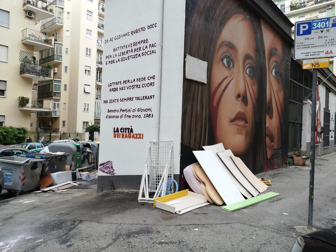 Murales dedicato a Cucchi circondato da rifiuti ingombranti abbandonati