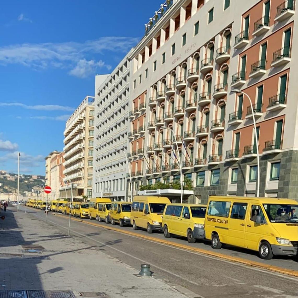 Covid, a Napoli protestano mamme e scuolabus contro lo stop alla didattica