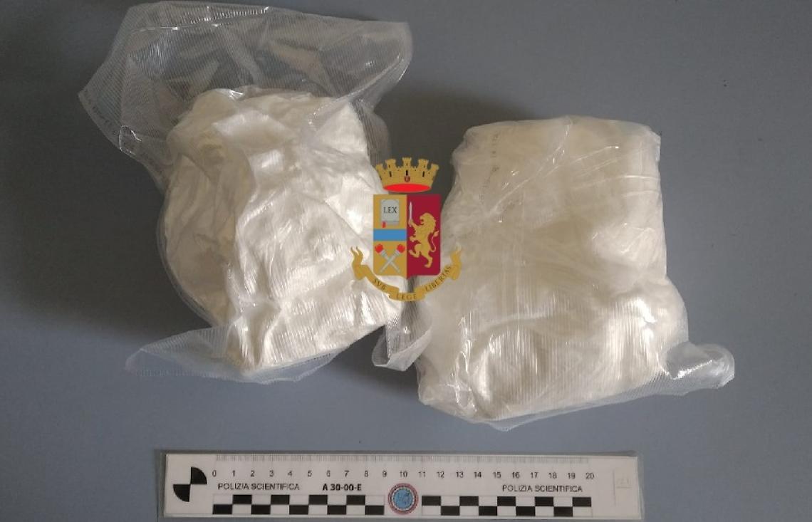 Corso Novara, sequestrato un chilo di cocaina: pusher in manette