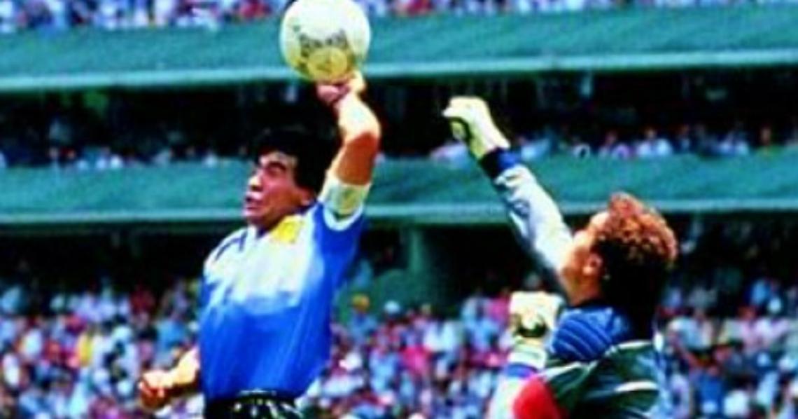 Il pallone del gol "Mano de Dios" di Maradona venduto all'asta per 2 milioni