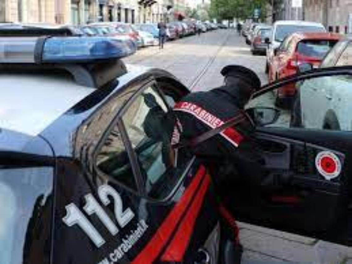 Tenta di rubare auto, i carabinieri lo bloccano