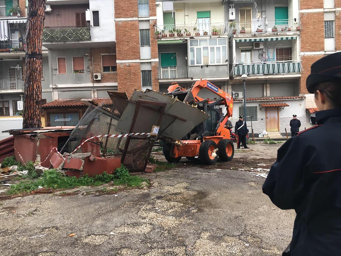 Nei giardinetti pubblici le cucce dei pitbull da combattimento 