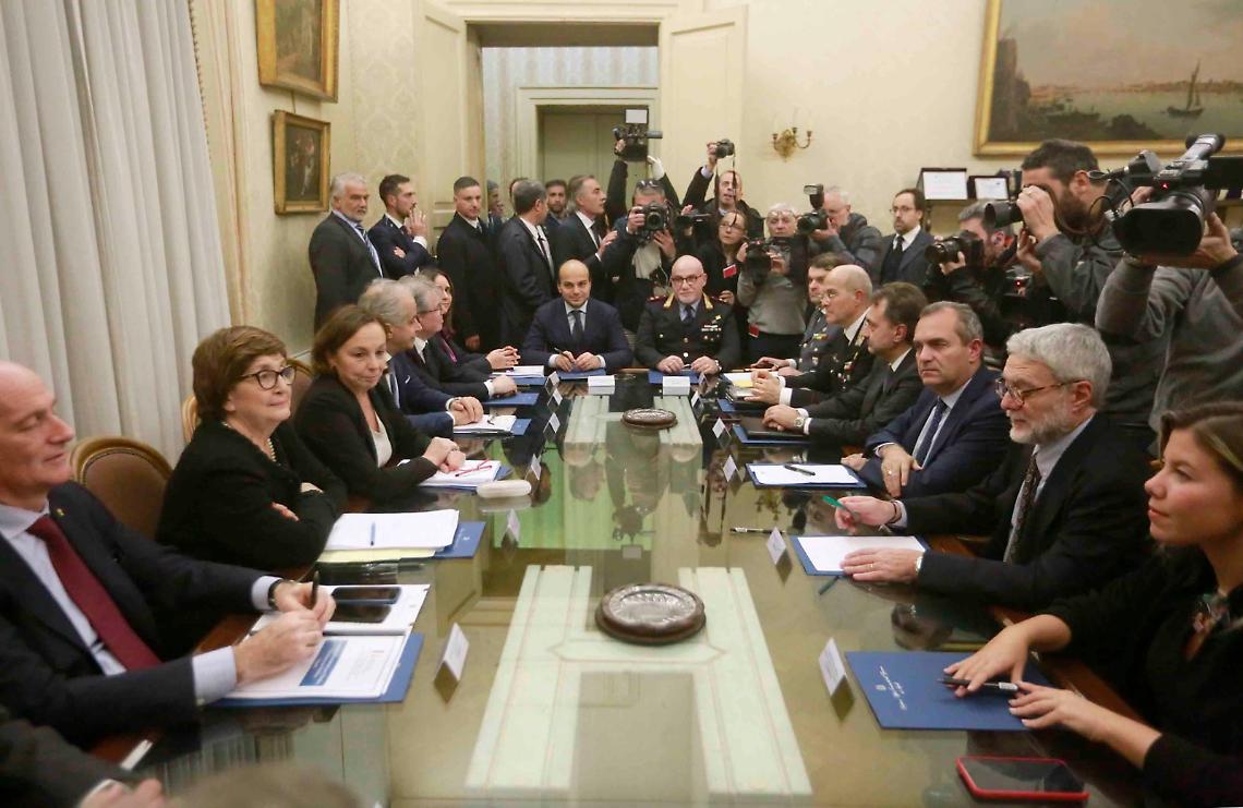 Napoli, saluto al prefetto. Lamorgese: «Ottimo lavoro»