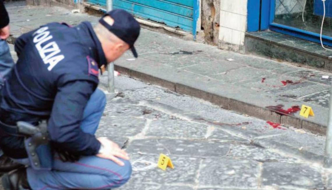 Agguato ai Quartieri Spagnoli, ferito 22enne in odore di mala