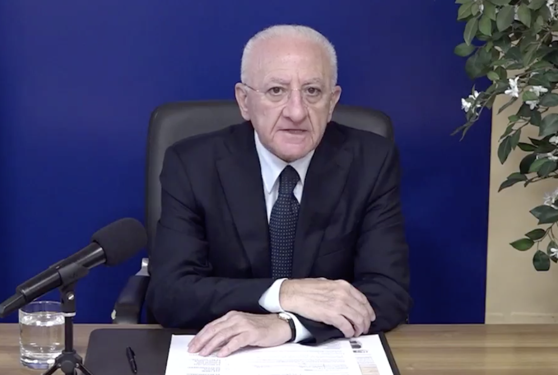 De Luca: «Vaccinarsi anche contro l'influenza e prudenza durante le feste»