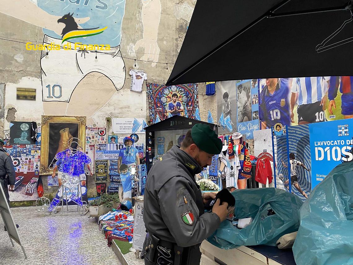Quartieri Spagnoli, centinaia di articoli sequestrati sotto il murales di Maradona