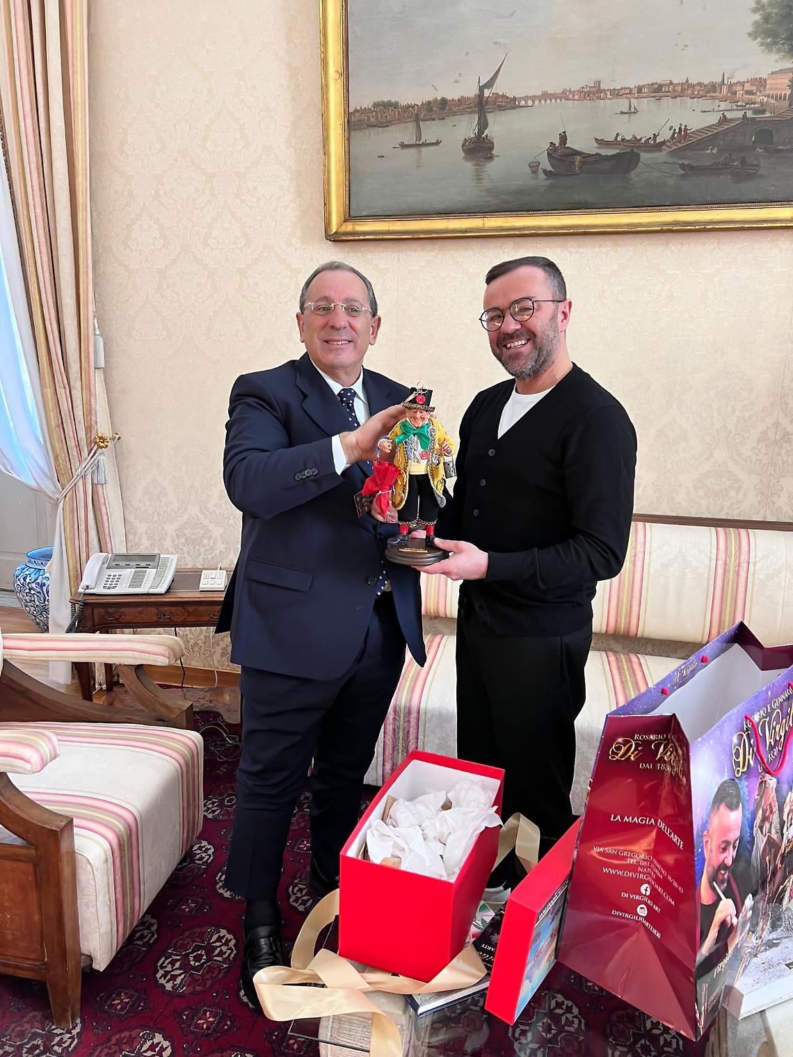 Uno "sciò sciò" benaugurante donato al nuovo prefetto Di Bari