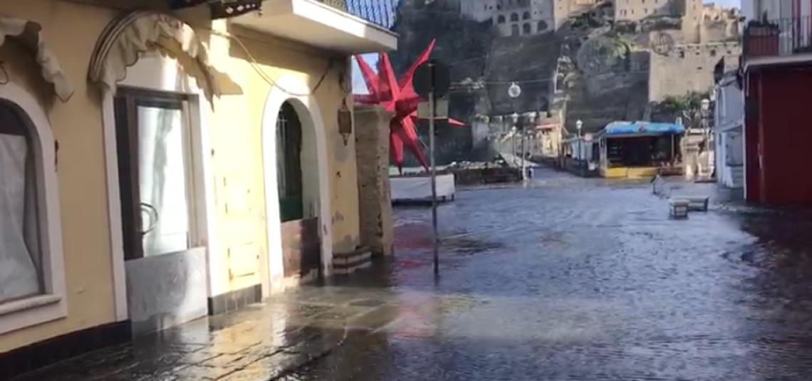 Acqua alta a Ischia Ponte ed &egrave; subito magia