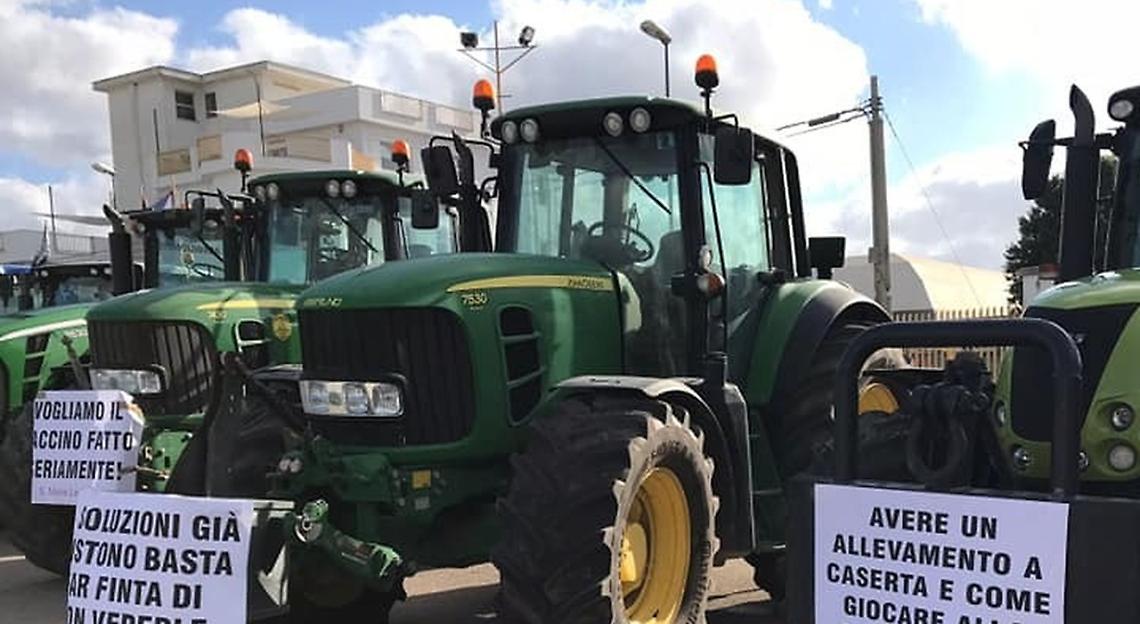 Emergenza bufalina, tornano in piazza i trattori